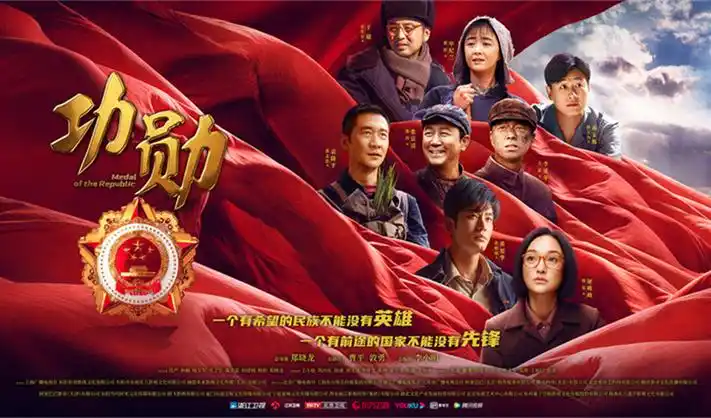 神秘影院手稿墙实景示意，苔绿色横杆上悬挂分镜手稿影印件
